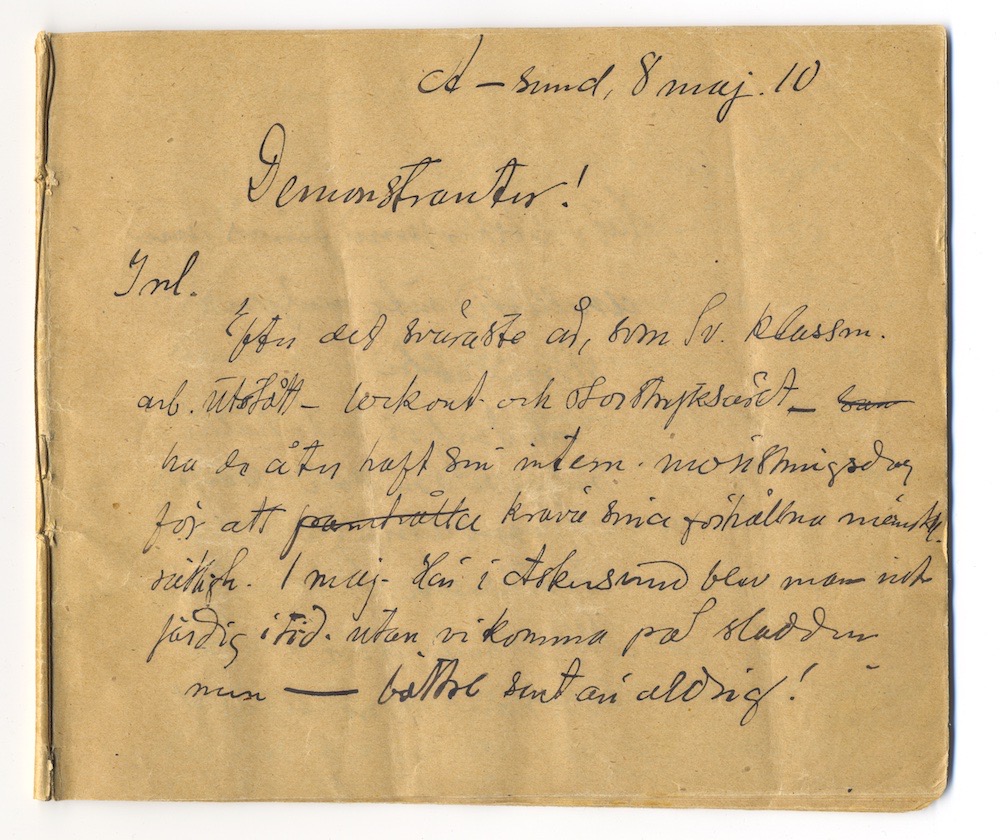 Tal i Askersund från den 8 maj 1910. – Sida 1 - Klicka för bild i full storlek.
Den inskannade första sidan från ett gulnat häfte med text i svart bläck.